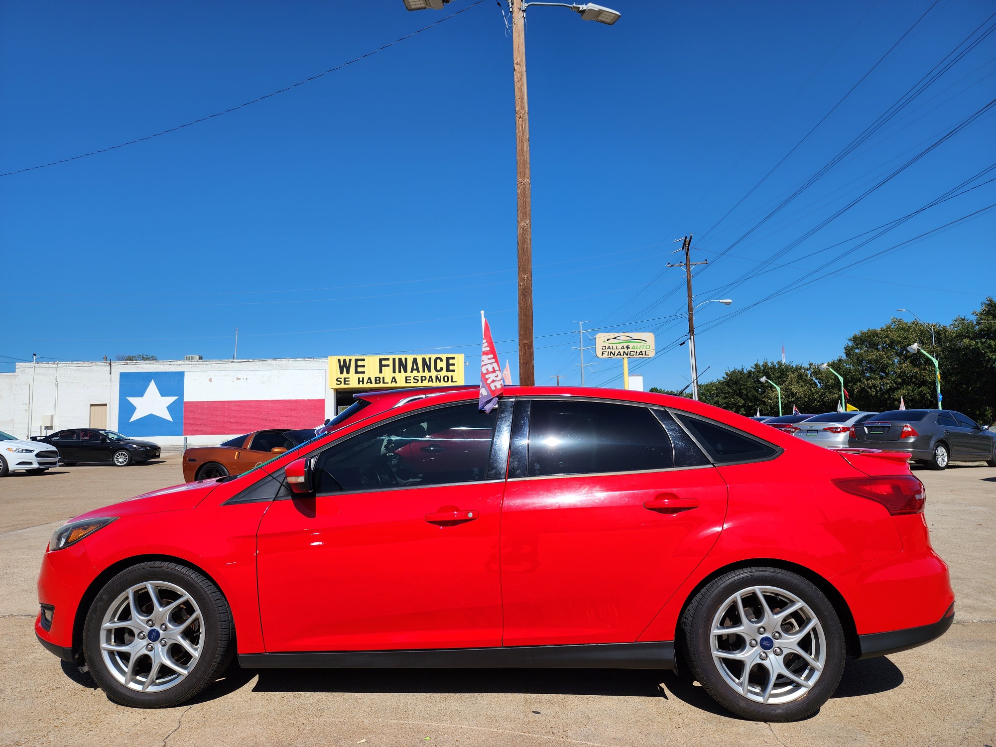 2015 RED Ford Focus SE (1FADP3F22FL) , AUTO transmission, located at 2660 S.Garland Avenue, Garland, TX, 75041, (469) 298-3118, 32.885387, -96.656776 - Photo #6